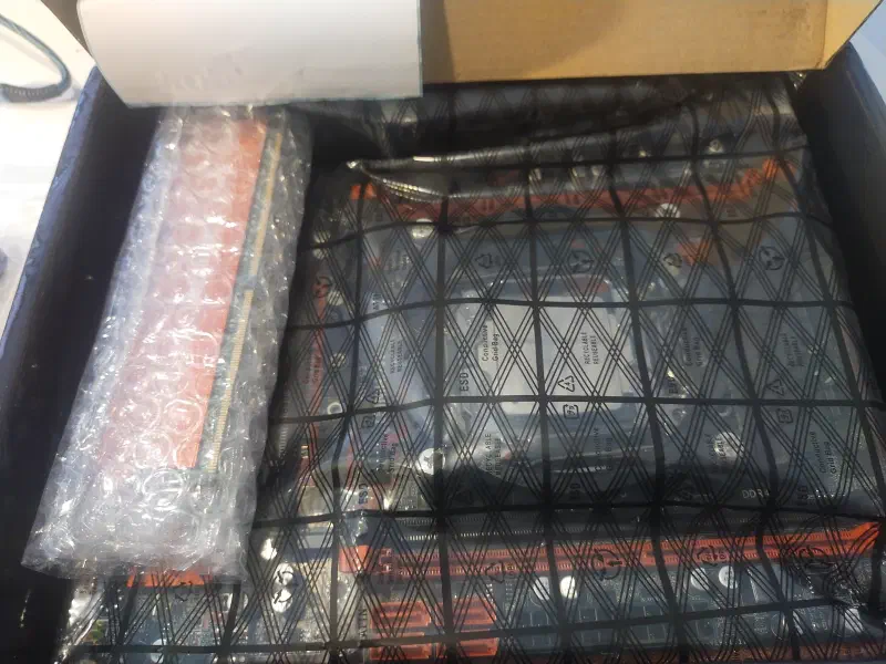 Płyta główna Machinist X99 z zamontowanym procesorem Xeon zaraz po rozpakowaniu
